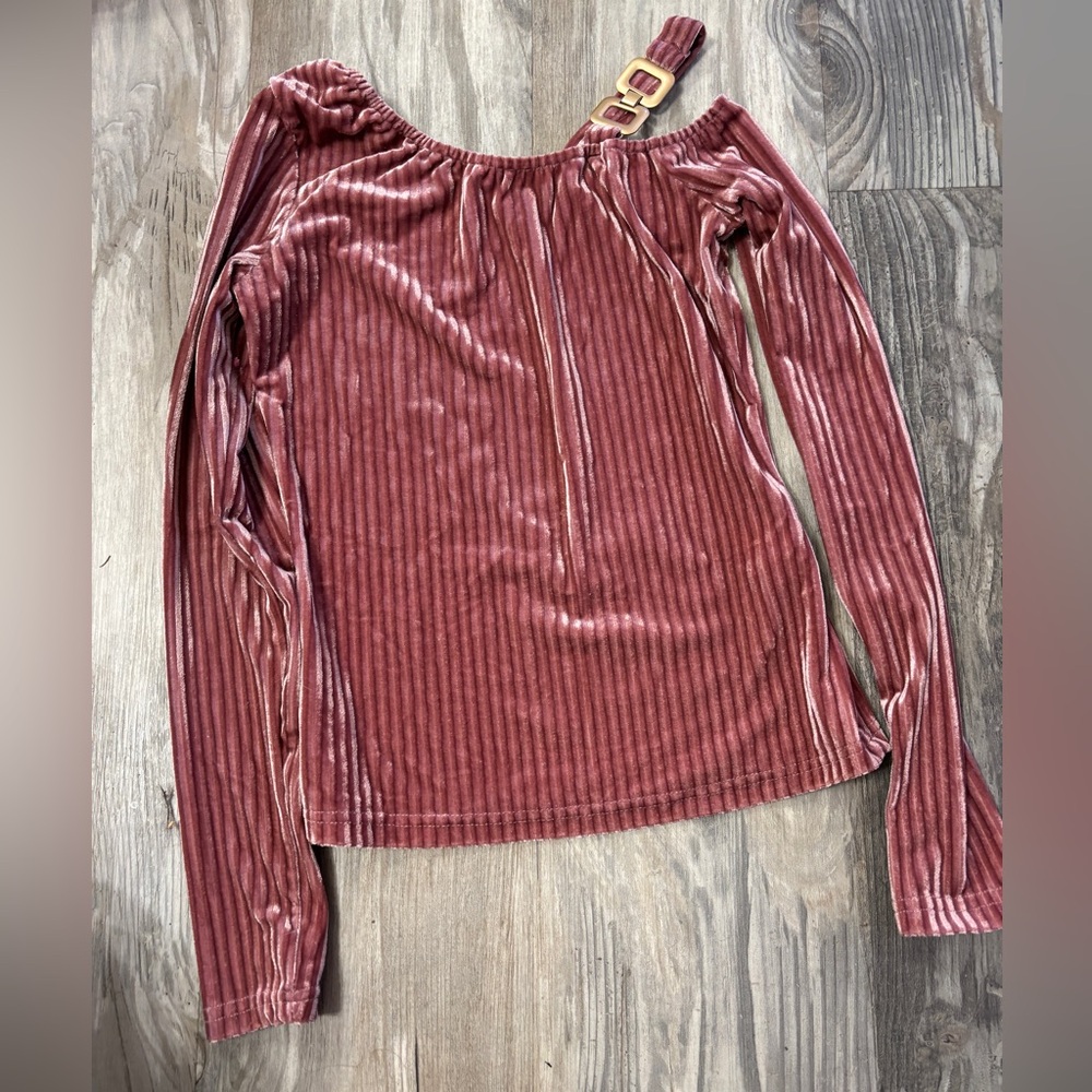 Long sleeve soft top with gold detail by the shoulder
